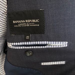 Modern slim fit blazer in navy blue